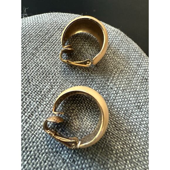 Vintage Enamel Hoop Earrings Clip On Beige Gold Tone Classic Career Workwear - Picture 5 of 5